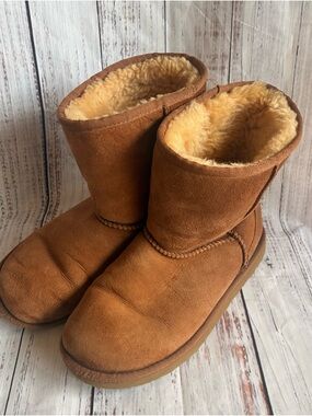 UGG Chestnut Suede Short Boot with Shearling Trim Size 13